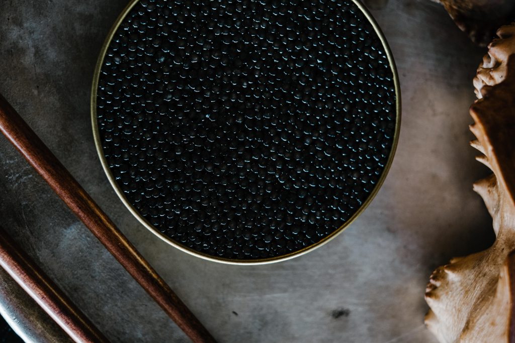 Cómo servir caviar en casa